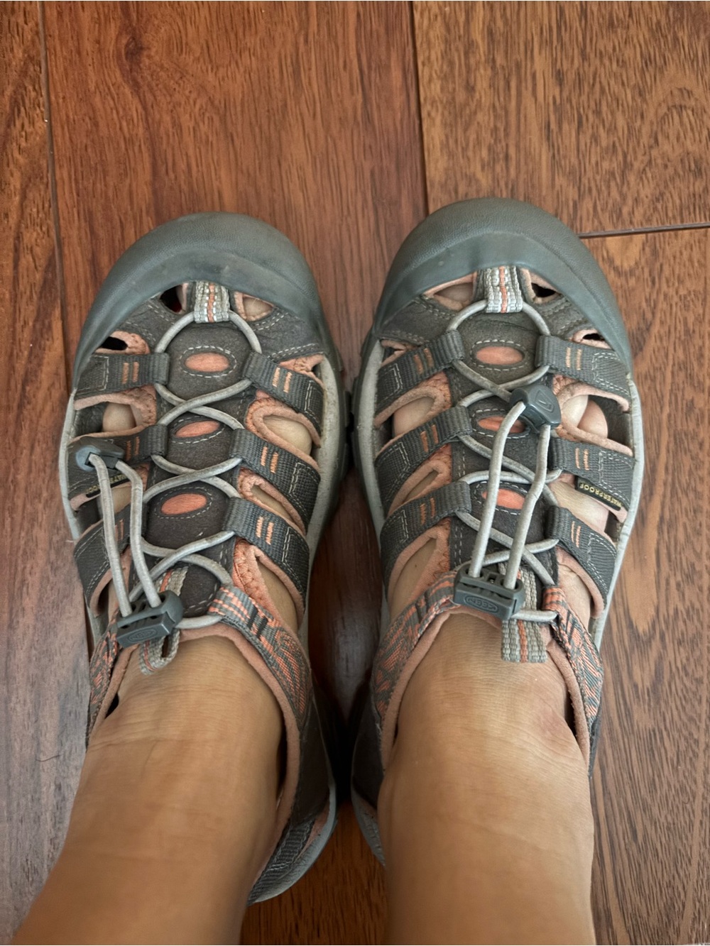 KEEN Women's Gray and Peach/Salmon Waterproof Closed-Toe Outdoor Sandals size 8